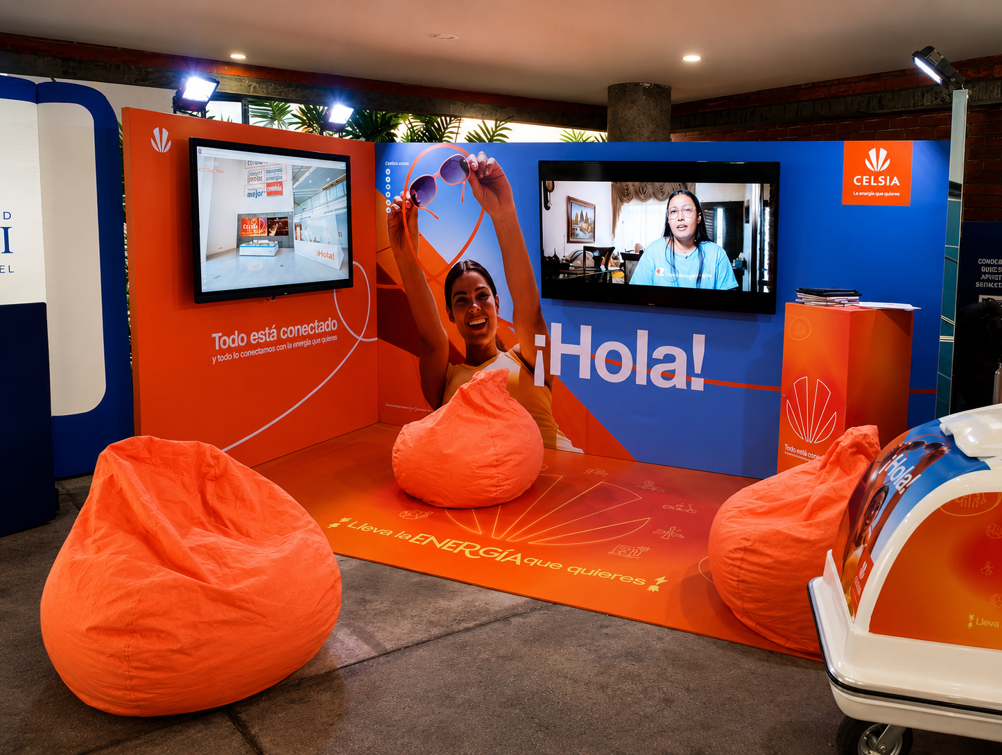 Stand experiencial Celsia con pantallas, puffs y ambientación de marca