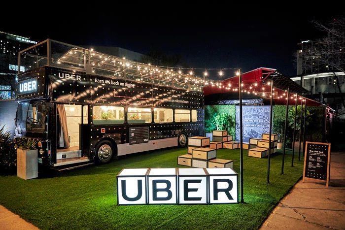 Uber Bus Lounge activación experiencial con bus intervenido y jardín corporativo